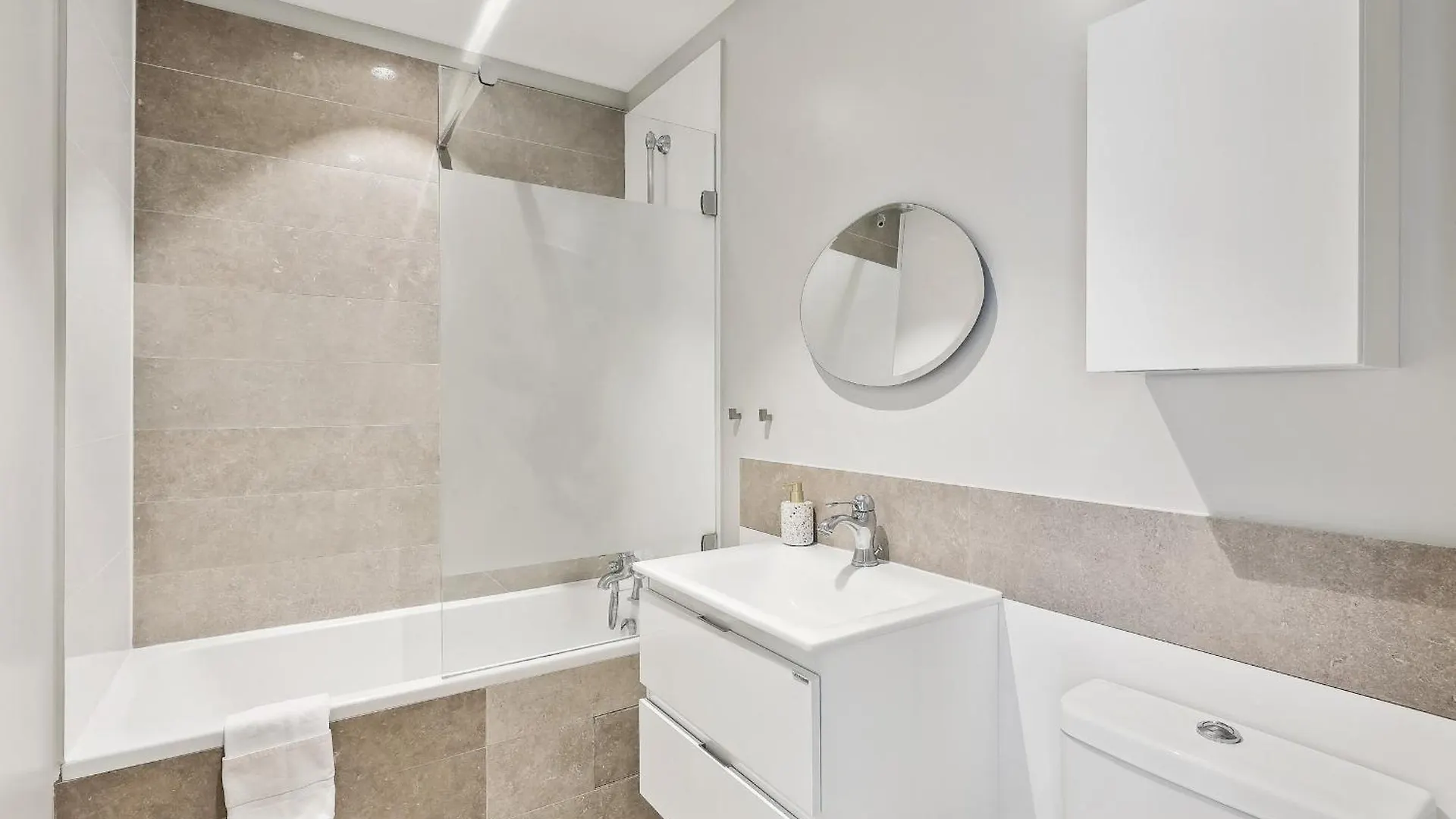Le Marais & Place Des Vosges - Cityapartmentstay Paris Apartment