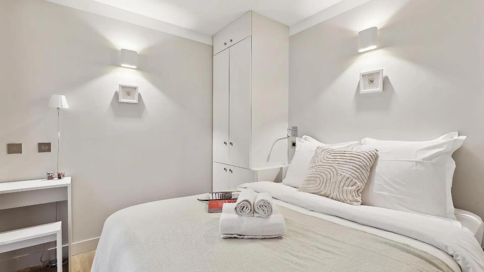 Le Marais & Place Des Vosges - Cityapartmentstay Paris Apartment