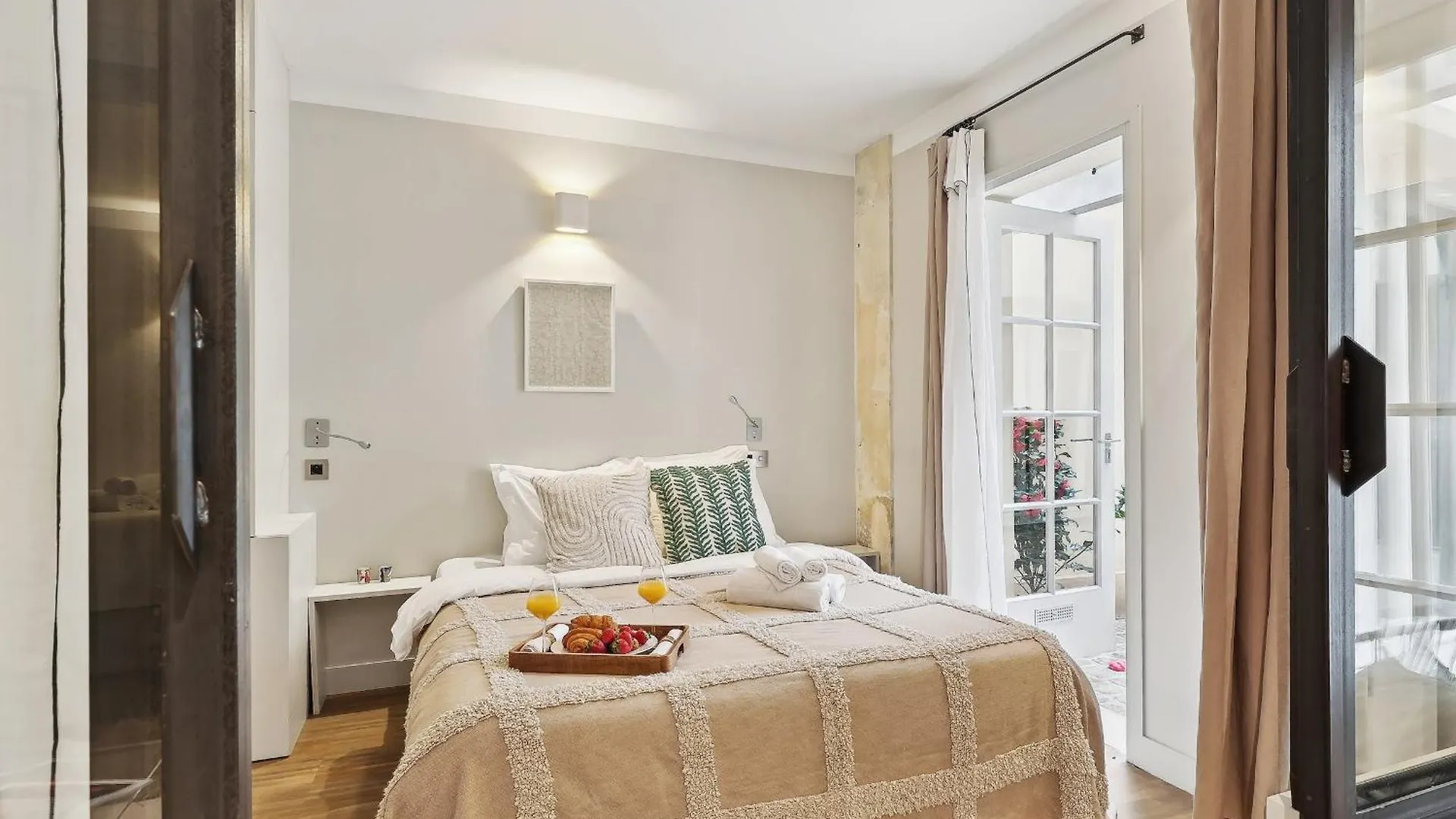 Le Marais & Place Des Vosges - Cityapartmentstay Paris Apartment